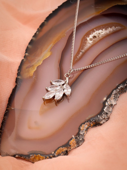 Zircon Taşlı Yaprak Model Gümüş Renk Kolye