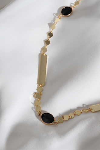 Siyah Taşlı Gold Renk Şerit Detaylı Kolye
