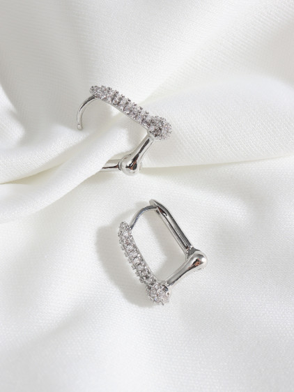 Zircon Taşlı Gümüş Renk Küpe Zircon Taşlı Gümüş Renk Küpe