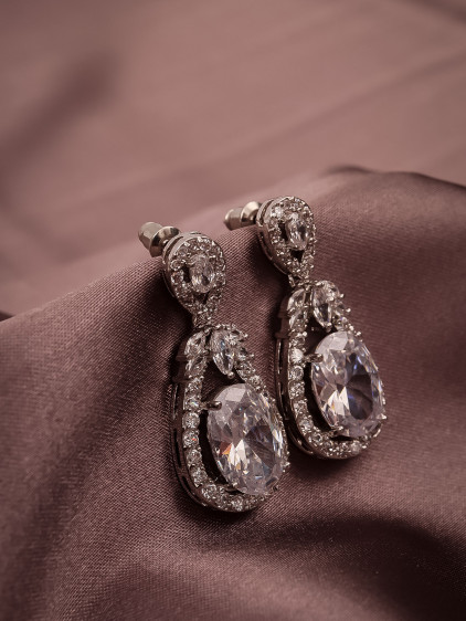 Zircon Taşlı Sallantılı Gümüş Renk Abiye Küpe
