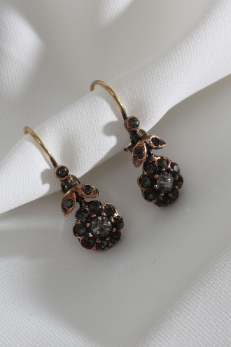 Siyah Taşlı Çiçek Figür Otantik Küpe