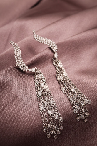 Zincir Sallantılı Taşlı Gümüş Renk Abiye Küpe