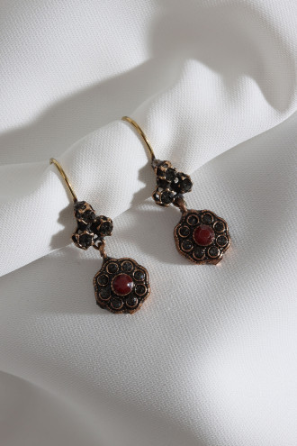 KIRMIZI TAŞ DETAYLI SALLANTILI ANTRASİT KADIN OTANTİK KÜPE