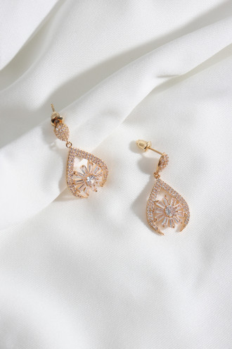 Gold Renk Zircon Taşlı Oval Abiye Küpe Gold Renk Zircon Taşlı Oval Abiye Küpe