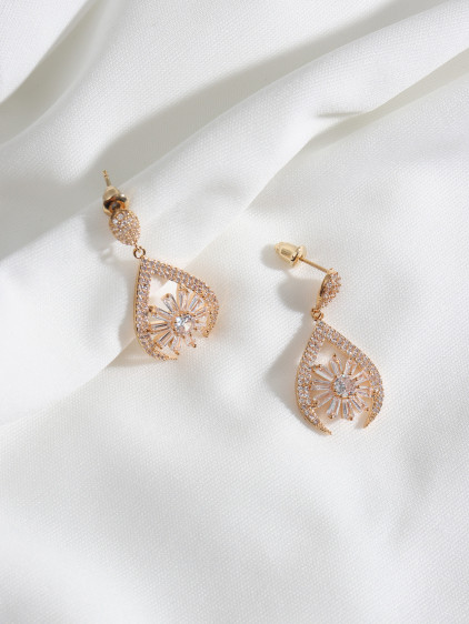 Gold Renk Zircon Taşlı Oval Abiye Küpe Gold Renk Zircon Taşlı Oval Abiye Küpe