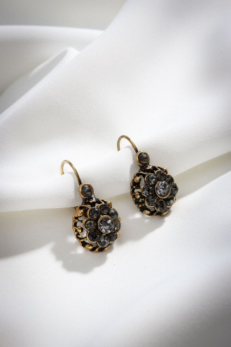 Siyah Taşlı Küçük Çiçek Otantik Küpe