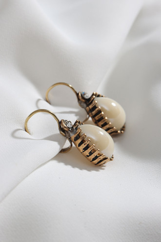 Büyük Boy Krem Rengi Taşlı Damla Otantik Küpe