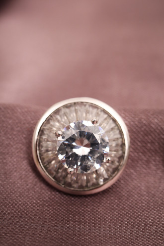 Baget Taşlı Yuvarlak Gümüş Renk Küpe