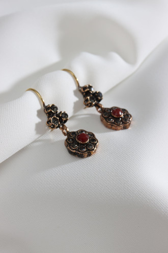 KIRMIZI TAŞ DETAYLI SALLANTILI ANTRASİT KADIN OTANTİK KÜPE