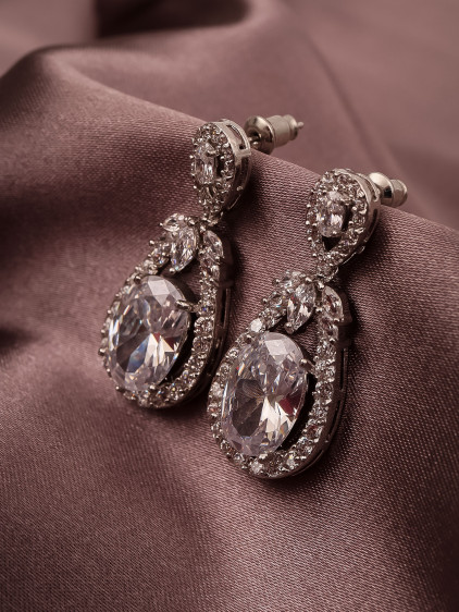 Zircon Taşlı Sallantılı Gümüş Renk Abiye Küpe