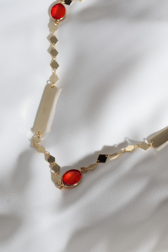 Kırmızı Taşlı Gold Renk Şerit Detaylı Kolye