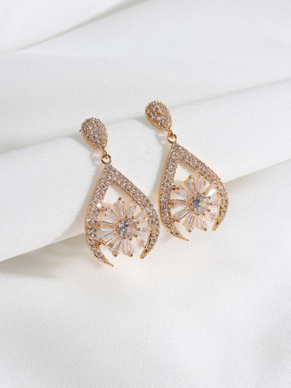 Gold Renk Zircon Taşlı Oval Abiye Küpe Gold Renk Zircon Taşlı Oval Abiye Küpe