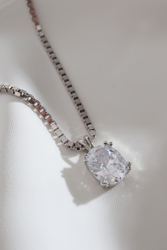 Beyaz Büyük Tek Taşlı Gümüş Renk Kolye