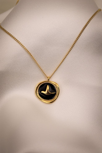 Siyah Mineli Kuş Figürlü Gold Renk Kolye