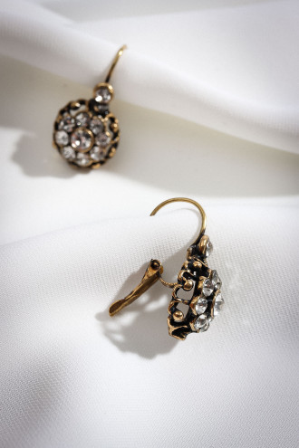 Beyaz Taşlı Küçük Çiçek Otantik Küpe