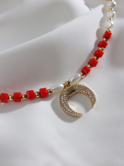 Zircon Taşlı İnci Detay Kırmızı Ay Kolye