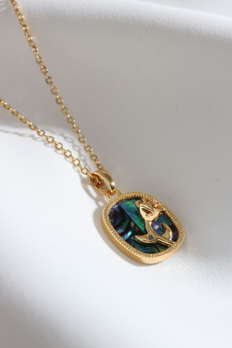 Taşlı Kare Çerçeveli Çiçek Figürlü Gold Renk Vintage Kolye Taşlı Kare Çerçeveli Çiçek Figürlü Gold Renk Vintage Kolye