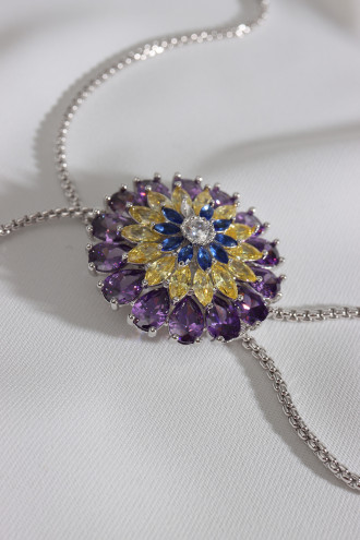 Renkli Taşlı Çiçek Figür Asansörlü Gümüş Renk Abiye Kolye