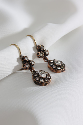 BEYAZ TAŞ DETAYLI SALLANTILI KADIN OTANTİK KÜPE