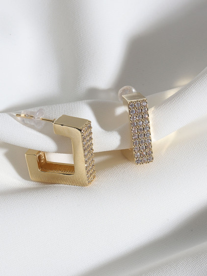 Zircon Taşlı Kare Gold Renk Abiye Küpe Zircon Taşlı Kare Gold Renk Abiye Küpe