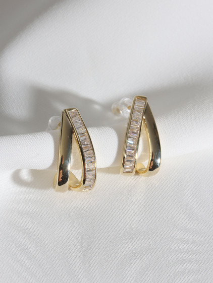 Gold Renk Baget Taşlı Oval Küpe Gold Renk Baget Taşlı Oval Küpe