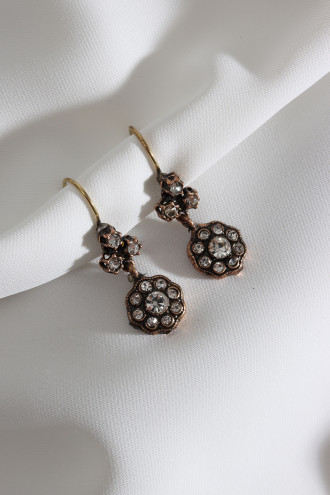 BEYAZ TAŞ DETAYLI SALLANTILI KADIN OTANTİK KÜPE