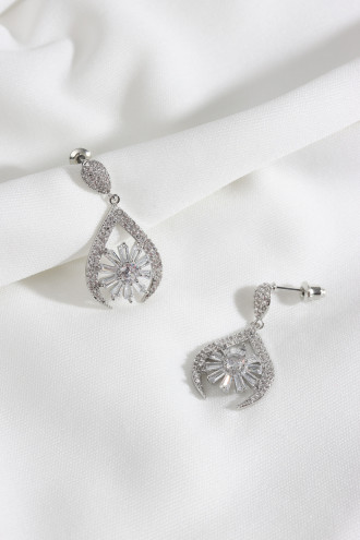 Gümüş Renk Zircon Taşlı Oval Abiye Küpe Gümüş Renk Zircon Taşlı Oval Abiye Küpe