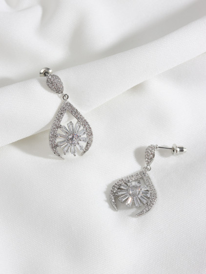 Gümüş Renk Zircon Taşlı Oval Abiye Küpe Gümüş Renk Zircon Taşlı Oval Abiye Küpe
