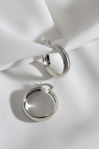 Orta Boy Desenli Gümüş Renk Halka Küpe