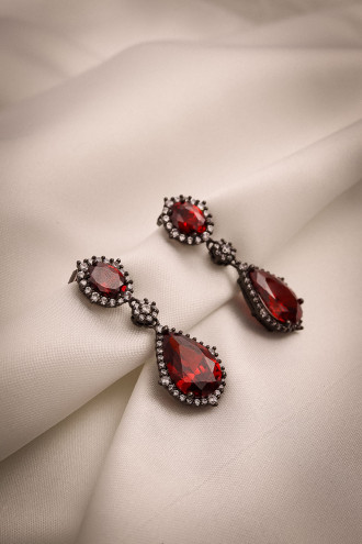 Kırmızı Zircon Taşlı Sallantılı Antrasit Abiye Küpe