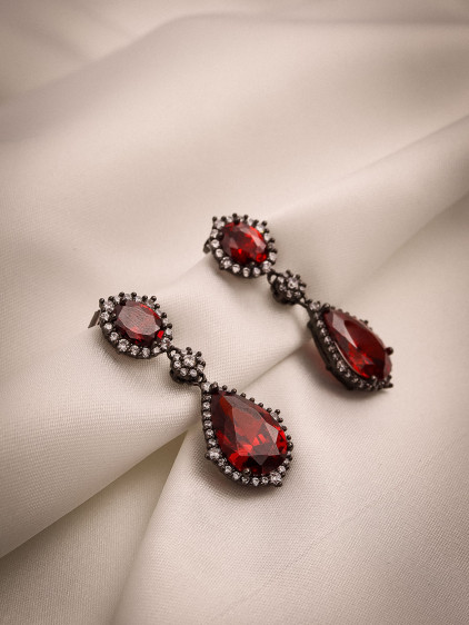 Kırmızı Zircon Taşlı Sallantılı Antrasit Abiye Küpe