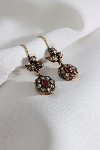 KIRMIZI TAŞ DETAYLI SALLANTILI KADIN OTANTİK KÜPE