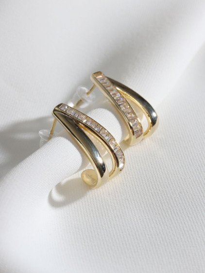 Gold Renk Baget Taşlı Oval Küpe Gold Renk Baget Taşlı Oval Küpe