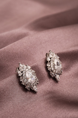 Badem Taşlı Gümüş Renk Abiye Küpe