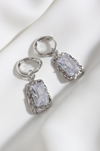 Dövme Plakalı Beyaz Taşlı Gümüş Renk Küpe Dövme Plakalı Beyaz Taşlı Gümüş Renk Küpe