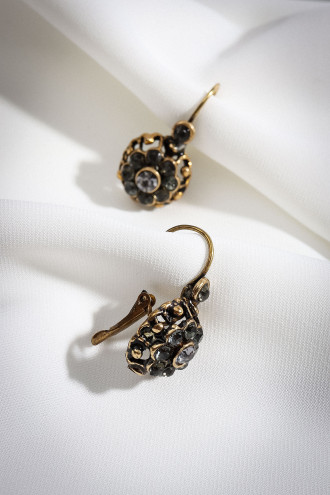 Siyah Taşlı Küçük Çiçek Otantik Küpe