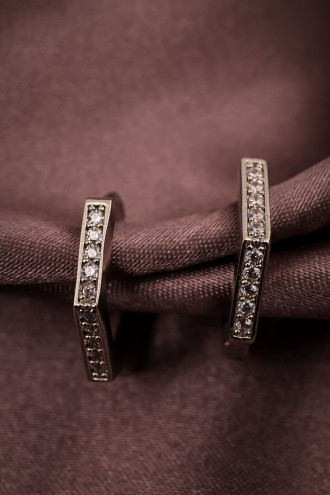 Beyaz Taşlı Dörtgen Gümüş Renk Halka Küpe