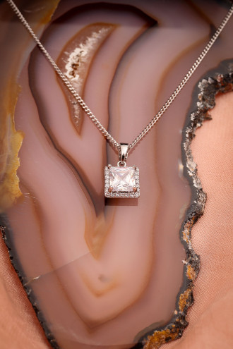 Kare Taşlı Tek Taş Gümüş Renk Kolye