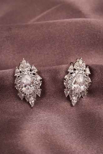 Badem Taşlı Gümüş Renk Abiye Küpe