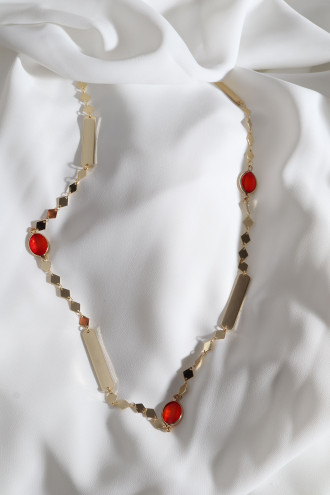 Kırmızı Taşlı Gold Renk Şerit Detaylı Kolye