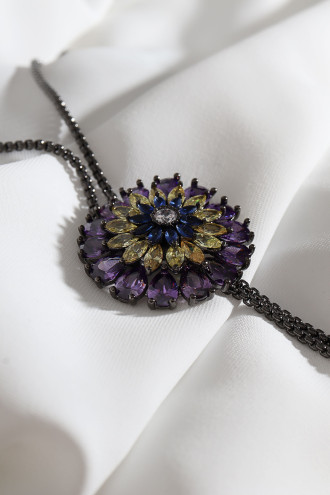 Renkli Taşlı Çiçek Figür Asansörlü Antrasit Renk Abiye Kolye