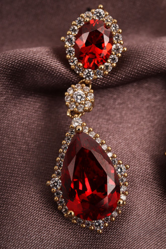 Kırmızı Zircon Taşlı Gold Renk Sallantılı Küpe