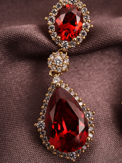 Kırmızı Zircon Taşlı Gold Renk Sallantılı Küpe