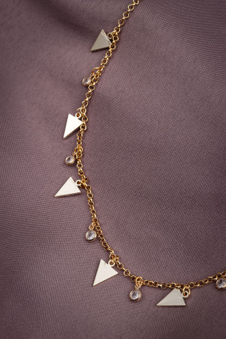 Taş Detaylı Üçgen Aparat Sallantılı Gold Renk Kolye