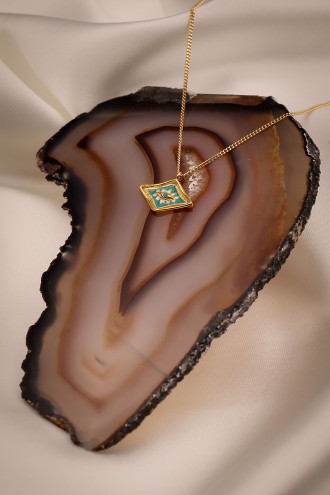 Mavi Mineli Üçgen Çiçek Desenli Gold Renk Kolye