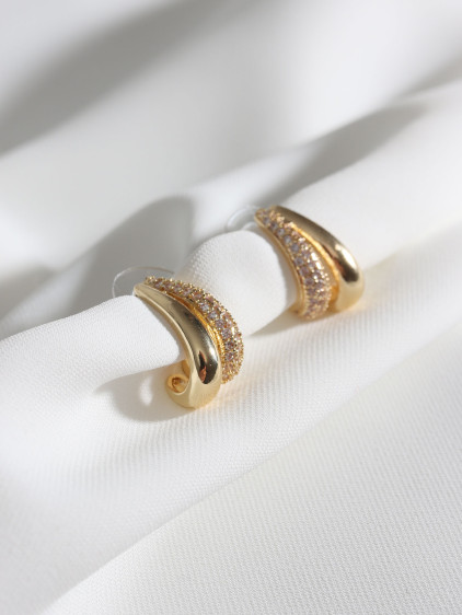 Zircon Taşlı 2'Li Görünümlü Gold Renk Küpe Zircon Taşlı 2'Li Görünümlü Gold Renk Küpe