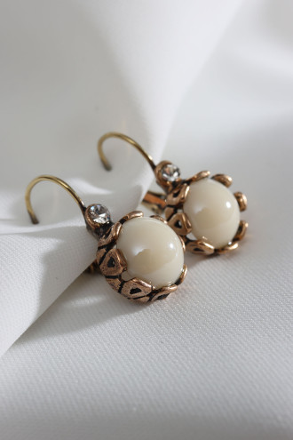 Yuvarlak Krem Rengi Saydam Taşlı Otantik Küpe