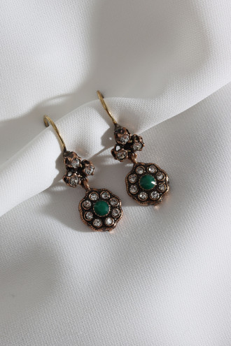 YEŞİL TAŞ DETAYLI SALLANTILI KADIN OTANTİK KÜPE