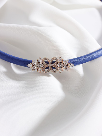 Mavi Yumuşak Deri Gold Renk Zircon Taşlı Choker