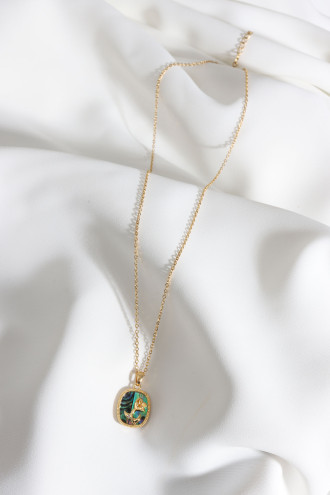 Taşlı Kare Çerçeveli Çiçek Figürlü Gold Renk Vintage Kolye Taşlı Kare Çerçeveli Çiçek Figürlü Gold Renk Vintage Kolye